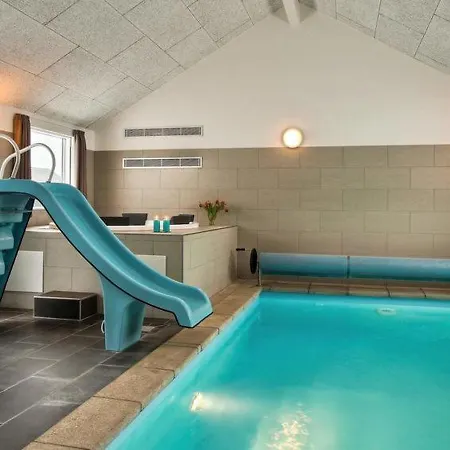 Дом отдыха Sleeps 18 Pool Wifi